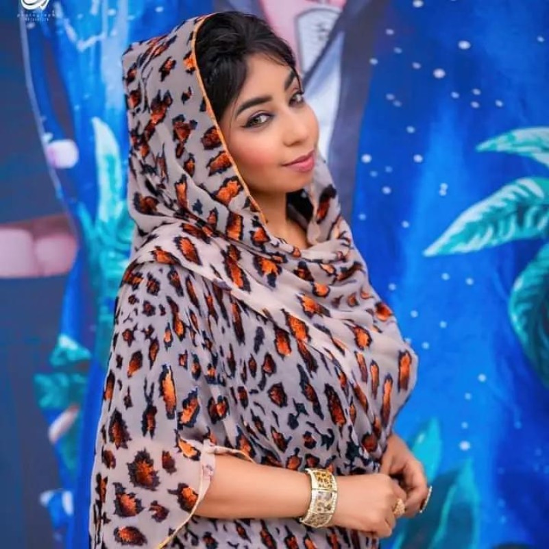 بعد اعتزالها لسنوات.. فنانة سودانية تعلن عودتها للغناء